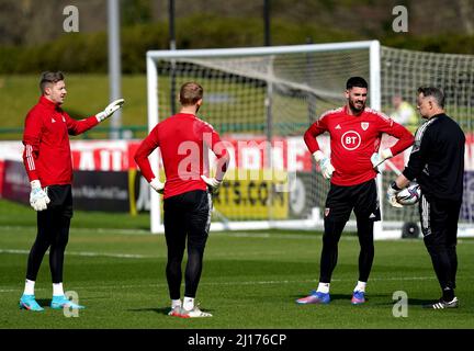 Il portiere del Galles Wayne Hennessey (a sinistra) parla con l'allenatore di portiere Tony Roberts (a destra) durante una sessione di allenamento al vale Resort, Hensol. Data foto: Mercoledì 23 marzo 2022. Foto Stock