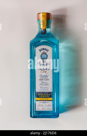 Bottiglia di Bombay Sapphire Premier Cru Distilled London Dry Gin Vapor infuso Murcian Lemon selezionato a mano esotici botanici su sfondo bianco Foto Stock