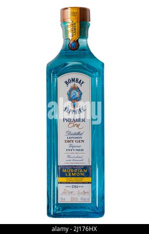 Bottiglia di Bombay Sapphire Premier Cru Distilled London Dry Gin Vapor infuso Murcian Lemon selezionato a mano esotici botanici su sfondo bianco Foto Stock