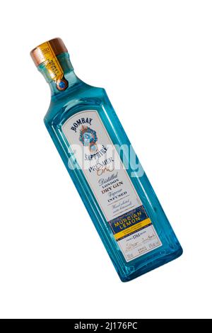 Bottiglia di Bombay Sapphire Premier Cru Distilled London Dry Gin Vapor infuso Murcian Lemon selezionato a mano esotici botanici su sfondo bianco Foto Stock