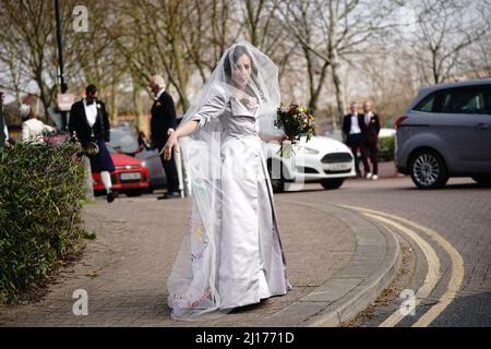 La fidanzata Stella Moris del fondatore di Wikileaks Julian Assange arriva a HMP Belmarsh, nella parte sud-orientale di Londra, in anticipo o alla loro cerimonia nuziale all'interno della prigione dove si tiene per tre anni. Assange, che combatte l'estradizione negli Stati Uniti, sposerà la signora Moris in una cerimonia alla quale potranno partecipare solo quattro ospiti e due testimoni insieme a due guardie di sicurezza. Data foto: Mercoledì 23 marzo 2022. Foto Stock