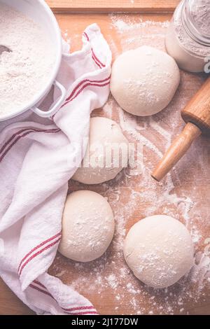 Pasta di lievito per la preparazione di torte, torte, pizza e panini intrecciati con spilla. Preparazione dell'impasto lievitato Foto Stock