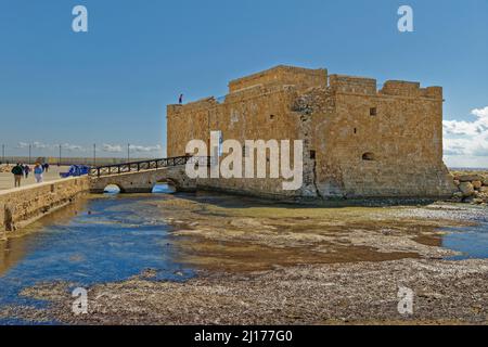 Castello di Paphos ai margini del porto di Paphos a Cipro. Foto Stock