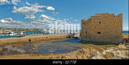 Castello di Paphos ai margini del porto di Paphos a Cipro. Foto Stock