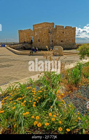 Castello di Paphos ai margini del porto di Paphos a Cipro. Foto Stock