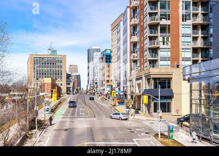 Skyline urbano di Midtown che mostra Yonge Street all'altezza del cimitero di Mount Pleasant. La telecamera guarda a nord dal Kay Gardner Beltline Park bri Foto Stock