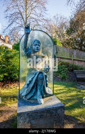 Alice attraverso la scultura Looking Glass di Jeanne Argent nei giardini del castello di Guildford, Guildford, Surrey, Inghilterra sud-orientale Foto Stock