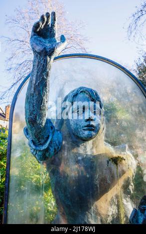 Alice attraverso la scultura Looking Glass di Jeanne Argent nei giardini del castello di Guildford, Guildford, Surrey, Inghilterra sud-orientale Foto Stock