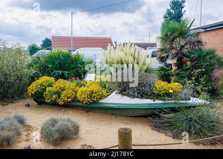 Una barca floreale decorativa colorata della Heacham South Beach Owners Association, fiori gialli e arancioni, a Heacham, un villaggio costiero nel Norfolk occidentale Foto Stock