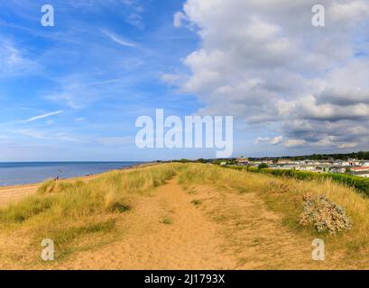 Dune di sabbia sulla spiaggia a Heacham, un villaggio costiero nel Norfolk occidentale, Inghilterra, che domina il Wash, e mobile casa vacanza caravan parco Foto Stock