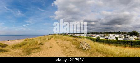 Dune di sabbia sulla spiaggia a Heacham, un villaggio costiero nel Norfolk occidentale, Inghilterra, che domina il Wash, e mobile casa vacanza caravan parco Foto Stock