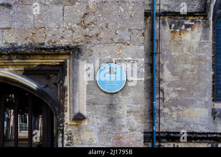 Targa blu sul muro della chiesa di San Pietro del 15th secolo che commemora l'ordinazione di Thomas Wolsey nel 1498, High Street, Marlborough, Wiltshire Foto Stock