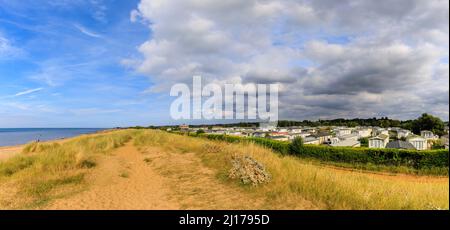 Dune di sabbia sulla spiaggia a Heacham, un villaggio costiero nel Norfolk occidentale, Inghilterra, che domina il Wash, e mobile casa vacanza caravan parco Foto Stock