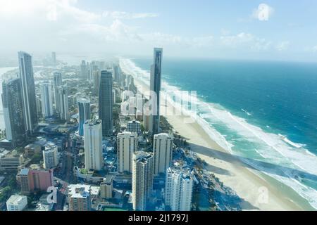 Surfer's Paradise Australia - Aprile 25 2016; vista lungo la famosa spiaggia turistica sopra gli edifici della città, grattacieli torreggianti con le nubi che si snodano. Foto Stock