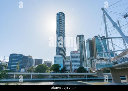 Brisbane, Australia 27 aprile 2016; l'edificio cittadino più alto oscura il sole e crea una silhouette sul fiume Brisbane dal ponte pedonale Kuripla Foto Stock