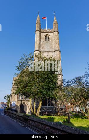 Torre della chiesa ridondante del 15th secolo di St Peter's, un punto di riferimento in High Street, Marlborough, una città di mercato nel Wiltshire, Inghilterra Foto Stock