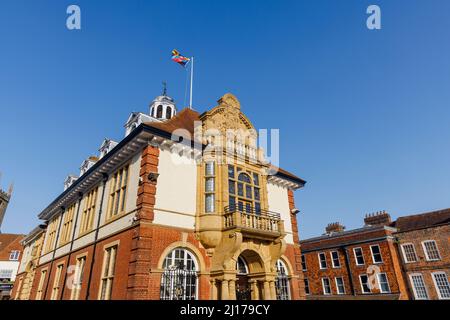Particolare del fronte con stemma di grado II elencato Marlborough Town Hall, un punto focale in High Street, Marlborough, una città nel Wiltshire Foto Stock