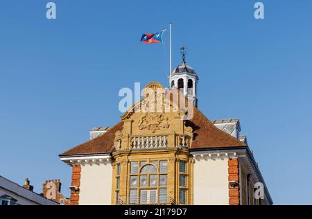 Particolare del fronte con stemma di grado II elencato Marlborough Town Hall, un punto focale in High Street, Marlborough, una città nel Wiltshire Foto Stock