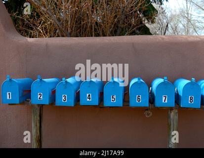 Una fila di cassette postali blu di fronte ad un complesso condominiale a Santa Fe, New Mexico. Foto Stock