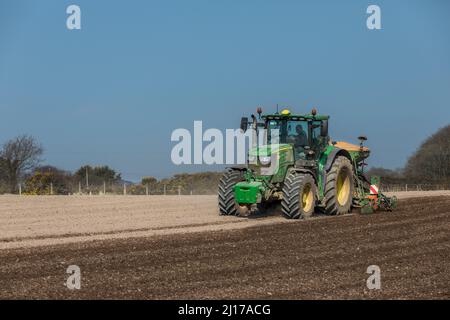 Fountainstown, Cork, Irlanda. 23rd marzo 2022. Azienda agricola Lyndon Smith piantando orzo primaverile sulle terre di David Smyth a Fountainstown, Co. Cork, Irlanda. - Credit; David Creedon / Alamy Live News Foto Stock