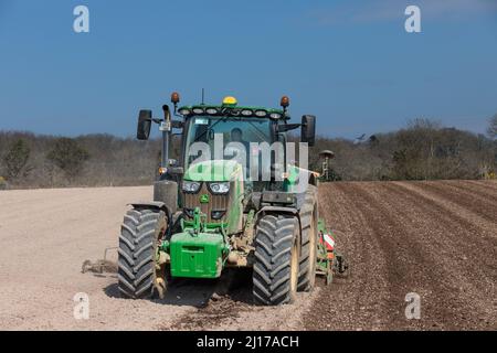 Fountainstown, Cork, Irlanda. 23rd marzo 2022. Azienda agricola Lyndon Smith piantando orzo primaverile sulle terre di David Smyth a Fountainstown, Co. Cork, Irlanda. - Credit; David Creedon / Alamy Live News Foto Stock