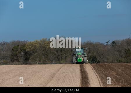 Fountainstown, Cork, Irlanda. 23rd marzo 2022. Azienda agricola Lyndon Smith piantando orzo primaverile sulle terre di David Smyth a Fountainstown, Co. Cork, Irlanda. - Credit; David Creedon / Alamy Live News Foto Stock