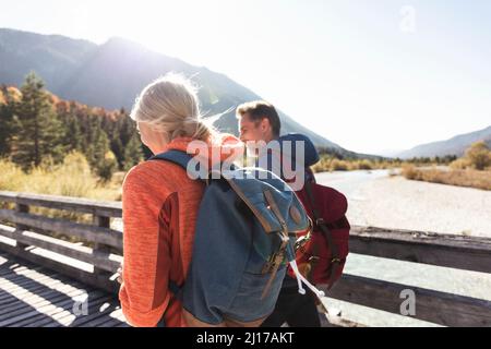 Austria, Alpi, giovane su un escursione attraversando un ponte Foto Stock