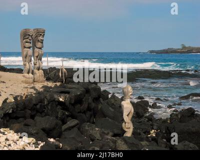 Sculture in legno che assomigliano agli dei hawaiani, Kii, al Parco storico Nazionale di Puuhonua o Honaunau Foto Stock