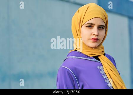 Giovane donna che indossa hijab Foto Stock