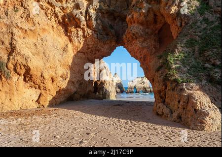 Praia dos Tres Irmaos, paesaggio roccioso sulla spiaggia, Alvor, Algarve, Portogallo, Europa Foto Stock