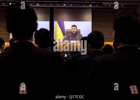 Tokyo, Giappone. 23rd Mar 2022. Il presidente ucraino Volodymyr Zelensky si rivolge ai legislatori delle case inferiori del Giappone tramite il videocassetta presso l'edificio dell'ufficio della Camera dei rappresentanti a Tokyo il 23 marzo 2022. (Credit Image: © POOL via ZUMA Press Wire) Foto Stock