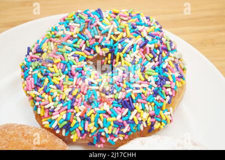 Ciambella ricoperta di coloratissimi Candy Sprinkles Foto Stock