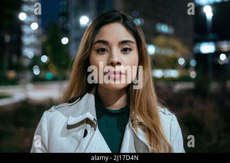Bella donna bionda di notte Foto Stock