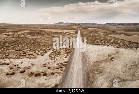 Strada sterrata che passa attraverso il paesaggio desertico a Bardenas Reales, Spagna Foto Stock