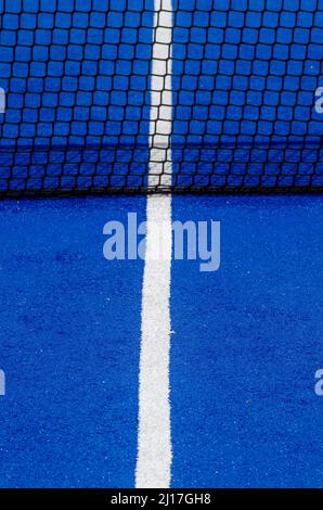 campo da tennis con paddle blu in primo piano Foto Stock