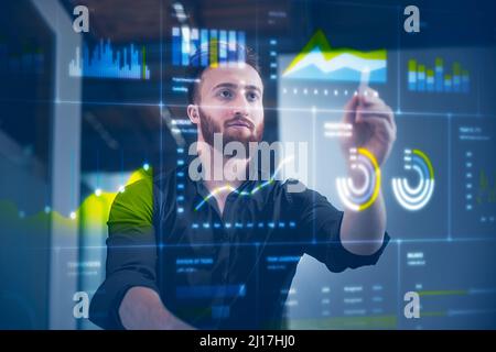 Uomo d'affari che lavora sul display digitale nella sala di controllo dell'ufficio Foto Stock