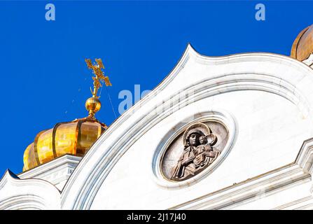 Mosca. Russia. La Cattedrale di Cristo Salvatore. Bassorilievo della Vergine sullo sfondo della cupola del campanile Foto Stock