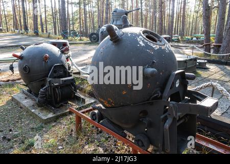 Hel, Polonia - 20 marzo 2022: Miniera navale nel museo militare all'aperto. Il Museo Coastal Defense di Hel Foto Stock