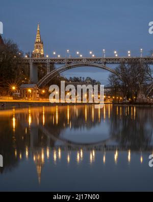 Svizzera, Cantone di Berna, Berna, canale del fiume Aare e Ponte di Kirchenfeld al tramonto con campanile della Cattedrale di Berna sullo sfondo Foto Stock