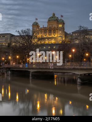 Svizzera, Canton Berna, Berna, Ponte Dalmazi al tramonto con Palazzo federale sullo sfondo Foto Stock