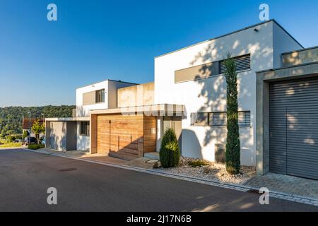 Germania, Baden-Wurttemberg, Blaustein, moderne case suburbane in estate Foto Stock