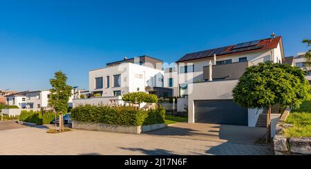 Germania, Baden-Wurttemberg, Blaustein, moderne case suburbane in estate Foto Stock