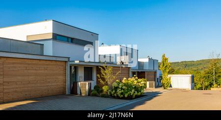 Germania, Baden-Wurttemberg, Blaustein, moderne case suburbane in estate Foto Stock