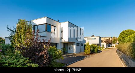 Germania, Baden-Wurttemberg, Blaustein, moderne case suburbane in estate Foto Stock