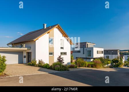 Germania, Baden-Wurttemberg, Blaustein, moderne case suburbane in estate Foto Stock