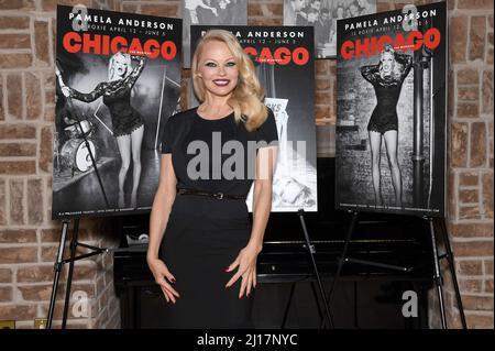 New York, Stati Uniti. 23rd Mar 2022. L'attrice e l'attivista Pamela Anderson si pone durante un'operazione fotografica per celebrare il suo debutto a Broadway a Chicago The Musical, all'Hotel Civilian di New York, NY, 23 marzo 2022. Anderson debutterà come “Roxie Hart” per 8 settimane a partire dal 12 aprile al Chicago The Musical. (Foto di Anthony Behar/Sipa USA) Credit: Sipa USA/Alamy Live News Foto Stock