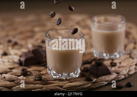 Bicchieri corti di liquore alla crema irlandese o caffè Liquore al cioccolato Foto Stock