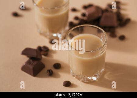 Bicchieri corti di liquore alla crema irlandese o caffè Liquore al cioccolato Foto Stock