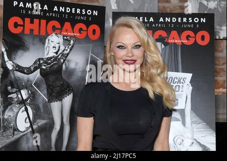 New York, Stati Uniti. 23rd Mar 2022. L'attrice e l'attivista Pamela Anderson si pone durante un'operazione fotografica per celebrare il suo debutto a Broadway a Chicago The Musical, all'Hotel Civilian di New York, NY, 23 marzo 2022. Anderson debutterà come “Roxie Hart” per 8 settimane a partire dal 12 aprile al Chicago The Musical. (Foto di Anthony Behar/Sipa USA) Credit: Sipa USA/Alamy Live News Foto Stock