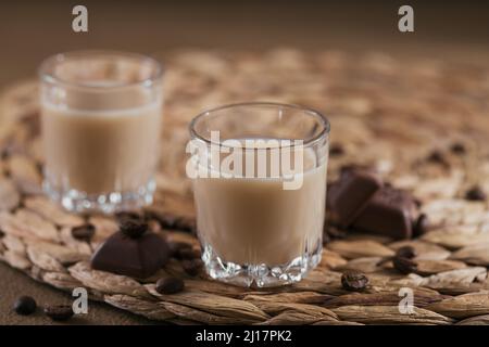 Bicchieri corti di liquore alla crema irlandese o caffè Liquore al cioccolato Foto Stock